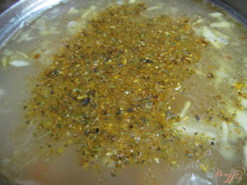 Фото приготовление рецепта: Овощной суп с квашенной капустой на беконе шаг №9