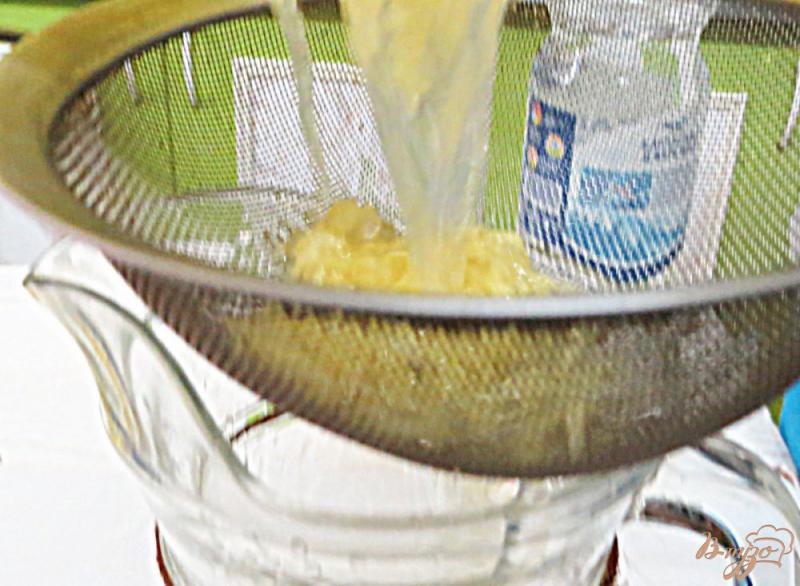 Фото приготовление рецепта: Имбирный напиток с лимоном шаг №7