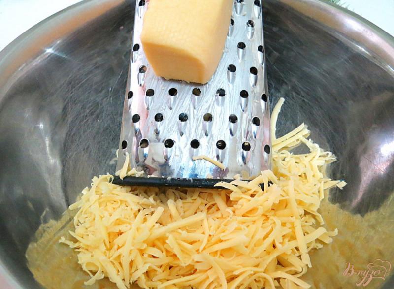 Фото приготовление рецепта: Сырный омлет шаг №2