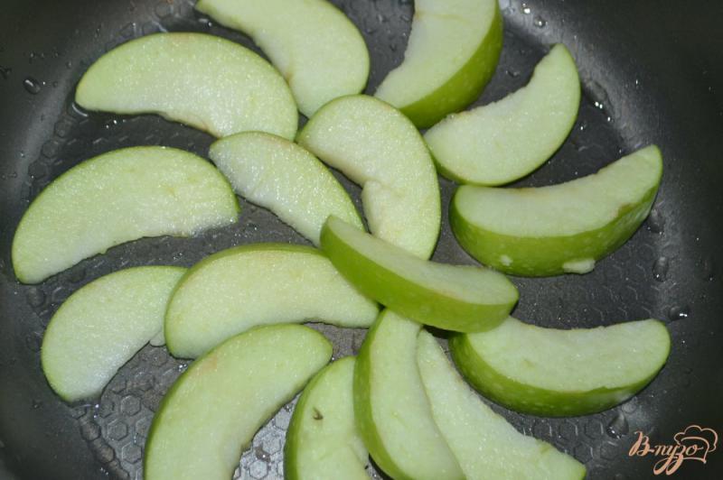 Фото приготовление рецепта: Яблочно-банановый пирог в мультиварке шаг №6