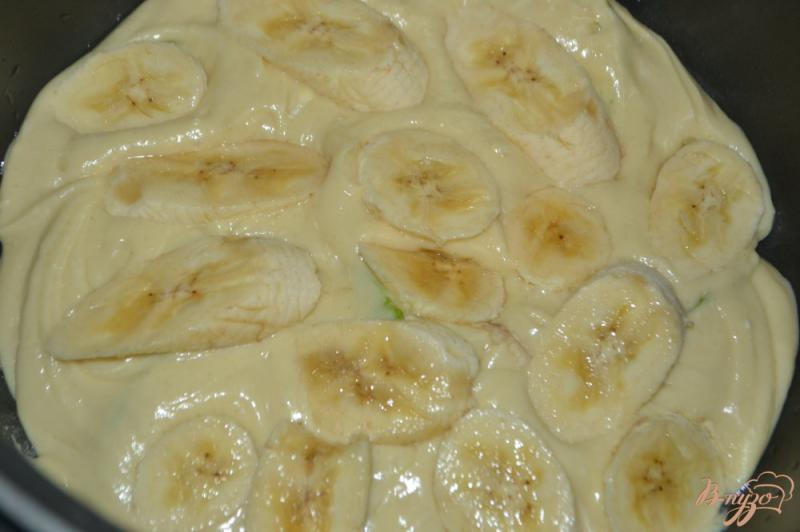 Фото приготовление рецепта: Яблочно-банановый пирог в мультиварке шаг №8