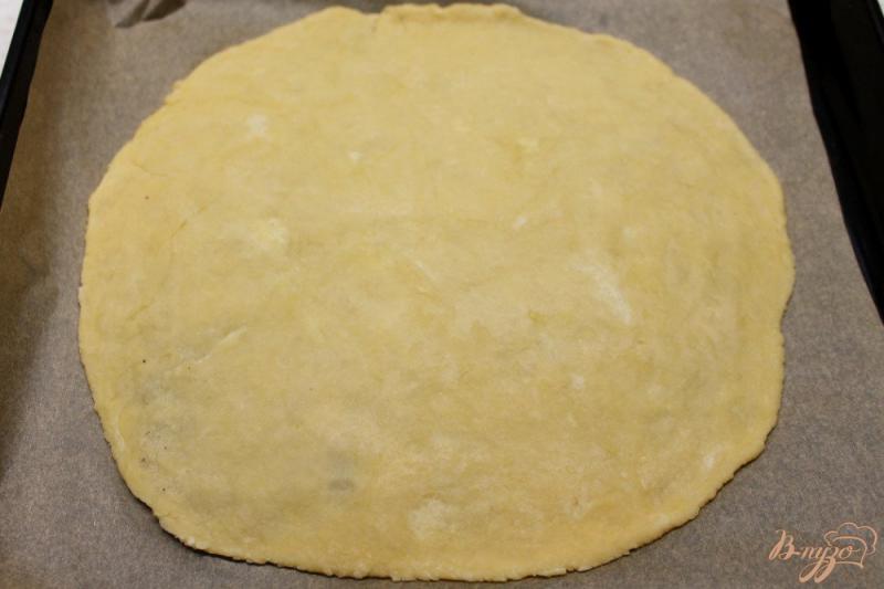 Фото приготовление рецепта: Пирог с мясным фаршем, помидорами и сыром шаг №6