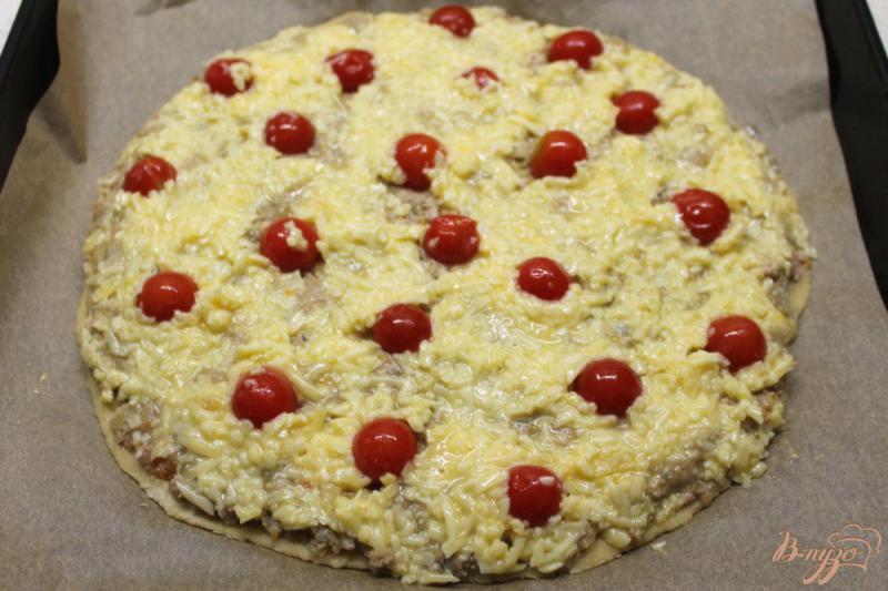 Фото приготовление рецепта: Пирог с мясным фаршем, помидорами и сыром шаг №9