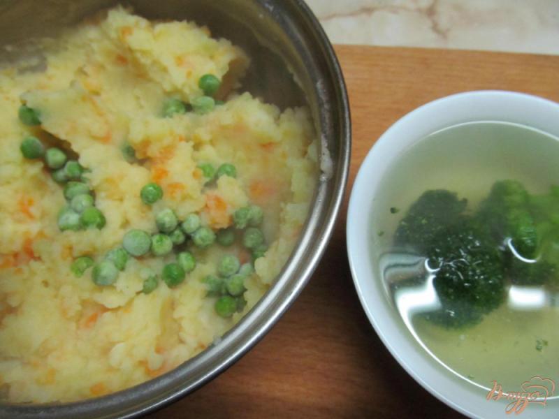 Фото приготовление рецепта: Картофельное пюре с горошком и брокколи шаг №4