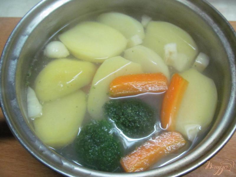 Фото приготовление рецепта: Картофельное пюре с горошком и брокколи шаг №2