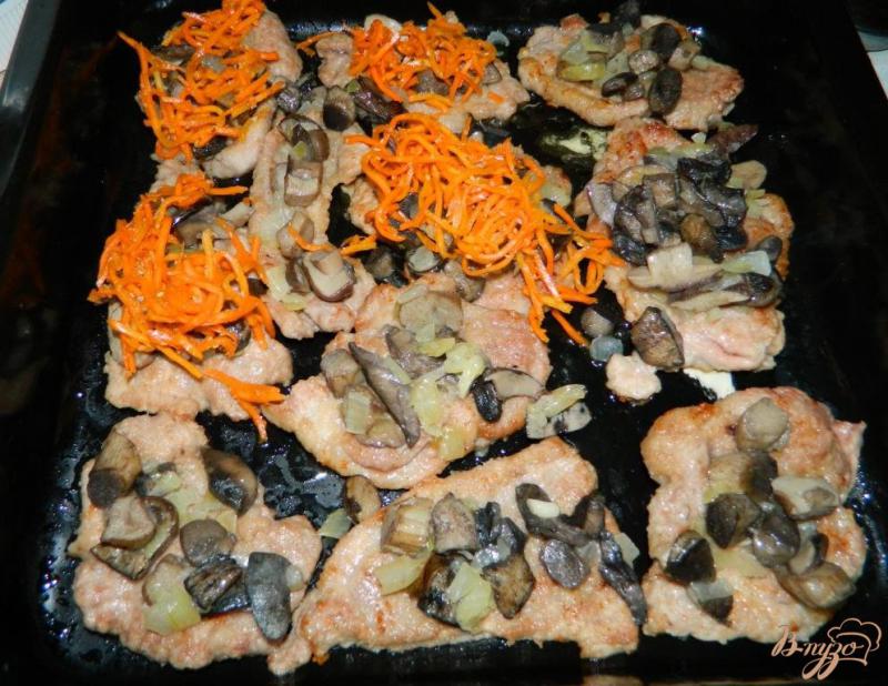 Фото приготовление рецепта: Свинина запеченая с грибами и морковью по-корейски шаг №4