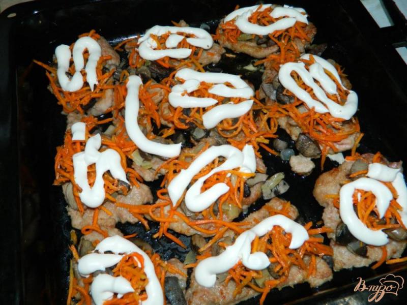 Фото приготовление рецепта: Свинина запеченая с грибами и морковью по-корейски шаг №5
