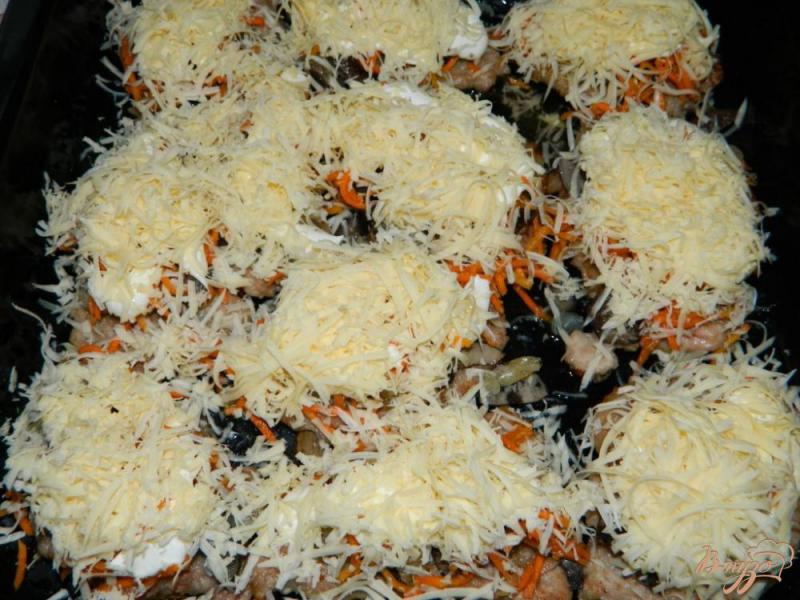 Фото приготовление рецепта: Свинина запеченая с грибами и морковью по-корейски шаг №6