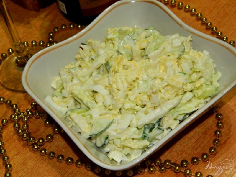 Фото приготовление рецепта: Салат из пекинской капусты с огурцом шаг №4