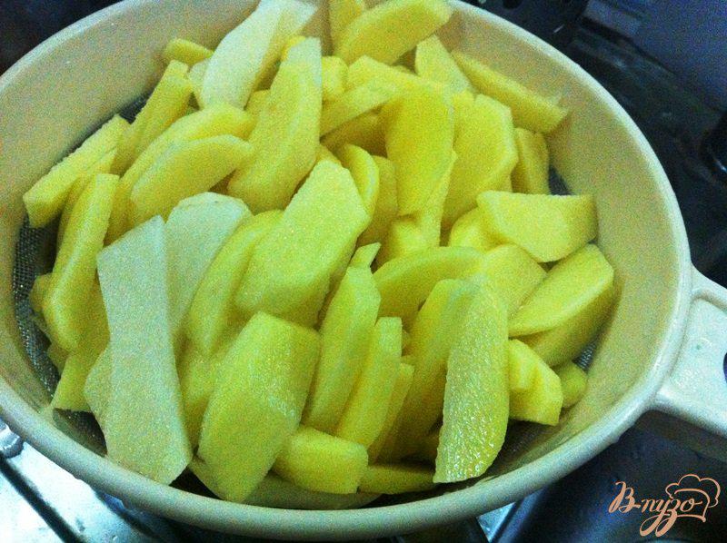 Фото приготовление рецепта: Картофель жаренный с луком шаг №3