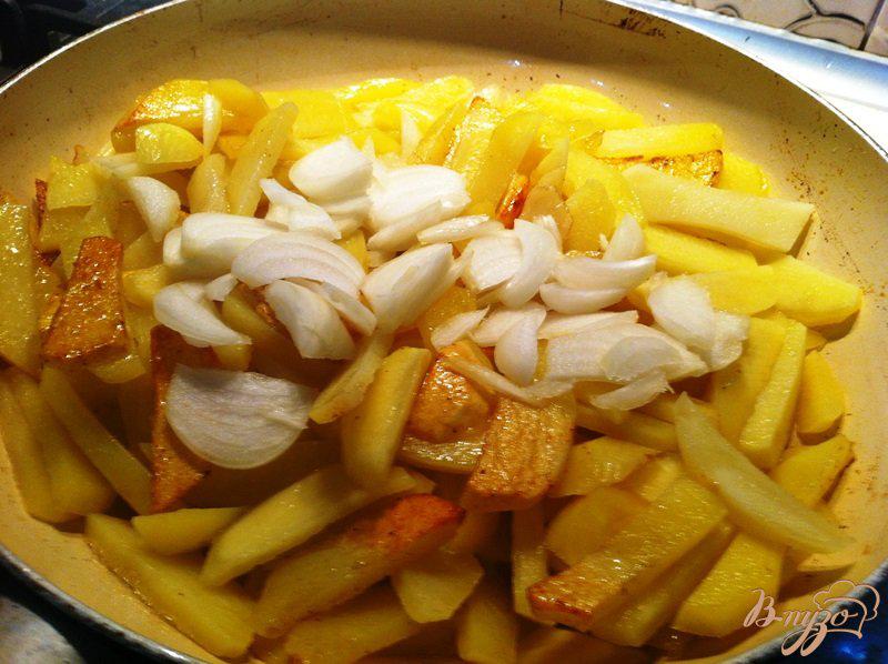 Фото приготовление рецепта: Картофель жаренный с луком шаг №5