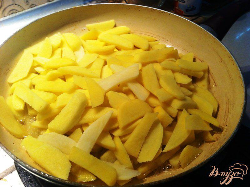 Фото приготовление рецепта: Картофель жаренный с луком шаг №4