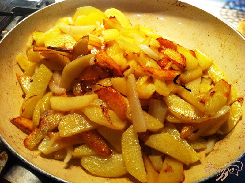 Фото приготовление рецепта: Картофель жаренный с луком шаг №6