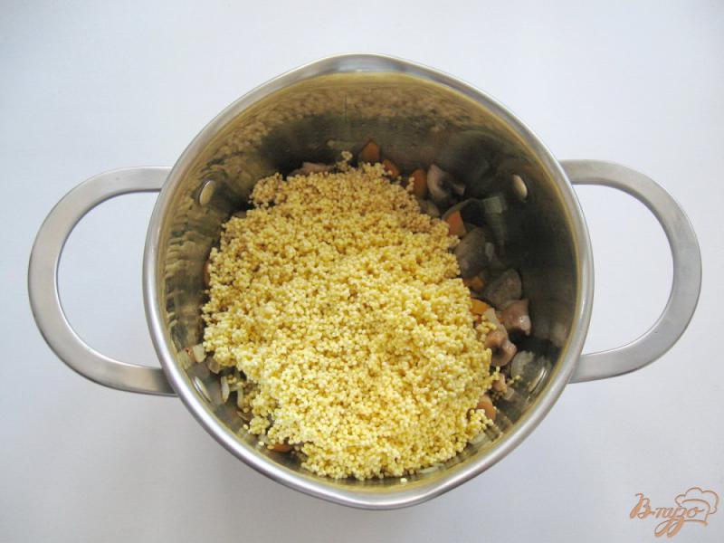Фото приготовление рецепта: Пшенная каша с грибами шаг №4