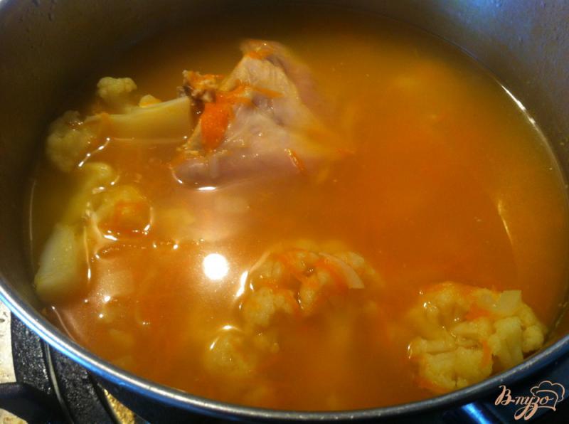 Фото приготовление рецепта: Суп из кролика и цветной капусты для деток шаг №2