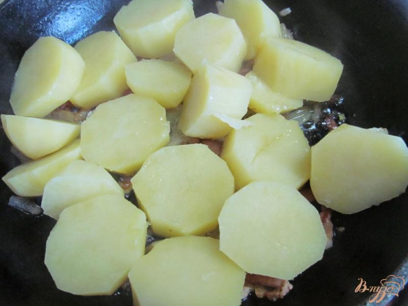 Фото приготовление рецепта: Картофель с беконом и фасолью шаг №3