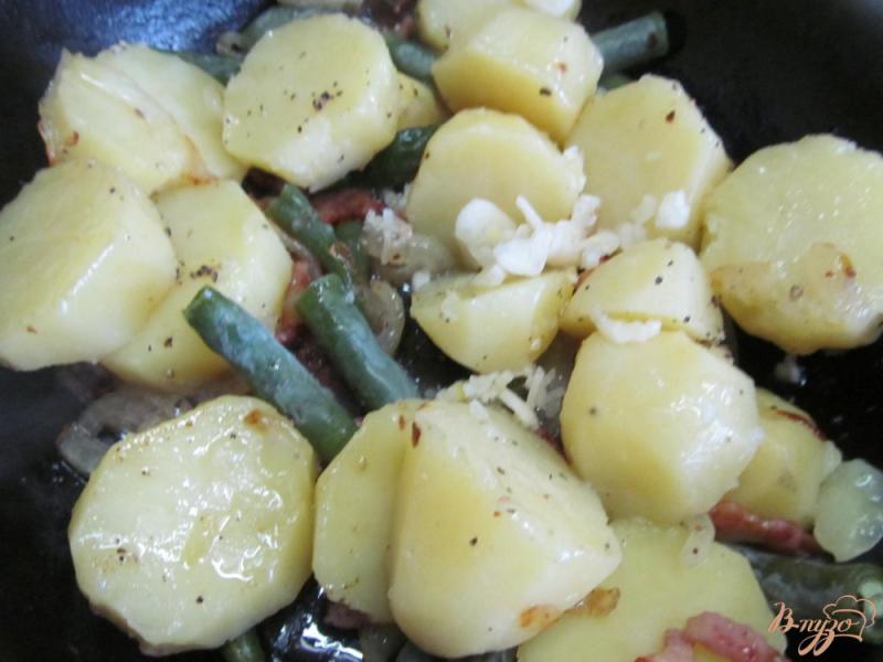 Фото приготовление рецепта: Картофель с беконом и фасолью шаг №5