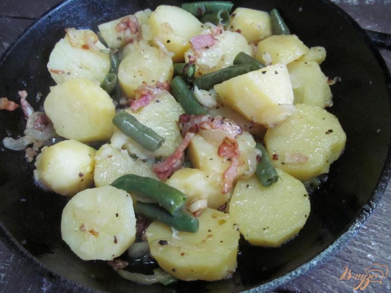 Фото приготовление рецепта: Картофель с беконом и фасолью шаг №6
