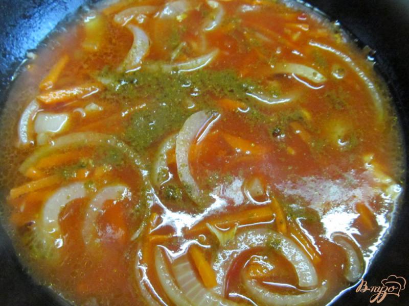 Фото приготовление рецепта: Хек тушенный в томатном соусе с белой фасолью шаг №5