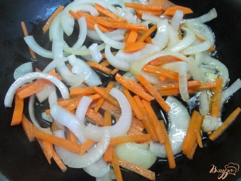Фото приготовление рецепта: Хек тушенный в томатном соусе с белой фасолью шаг №2