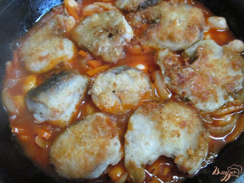 Фото приготовление рецепта: Хек тушенный в томатном соусе с белой фасолью шаг №7