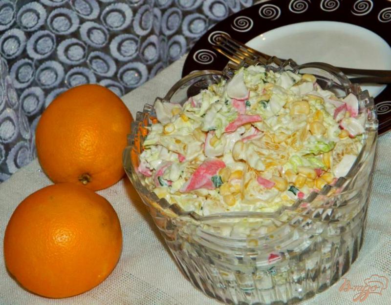 Фото приготовление рецепта: Салат с пекинской капустой, кукурузой и апельсином шаг №6