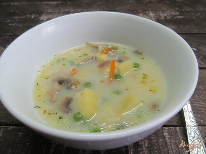 Фото приготовление рецепта: Суп с пшеном и грибами на курином бульоне с молоком шаг №6