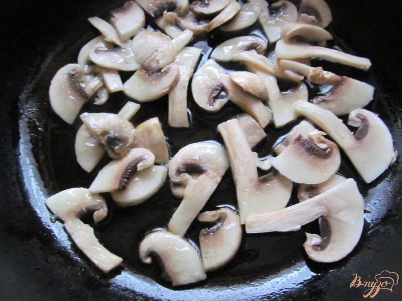 Фото приготовление рецепта: Суп с пшеном и грибами на курином бульоне с молоком шаг №3