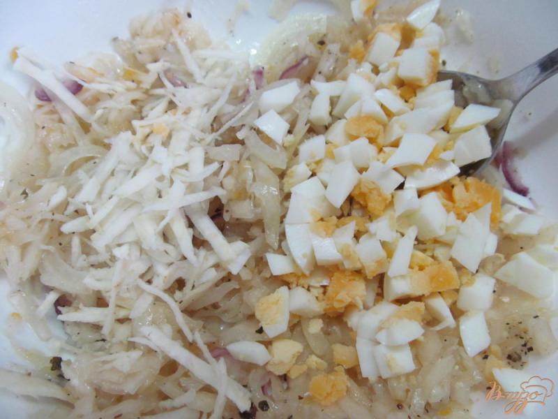 Фото приготовление рецепта: Салат из квашеной капусты с сыром и яйцом шаг №3