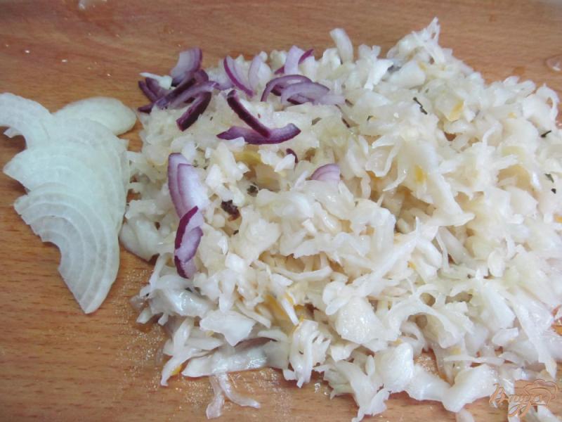 Фото приготовление рецепта: Салат из квашеной капусты с сыром и яйцом шаг №1