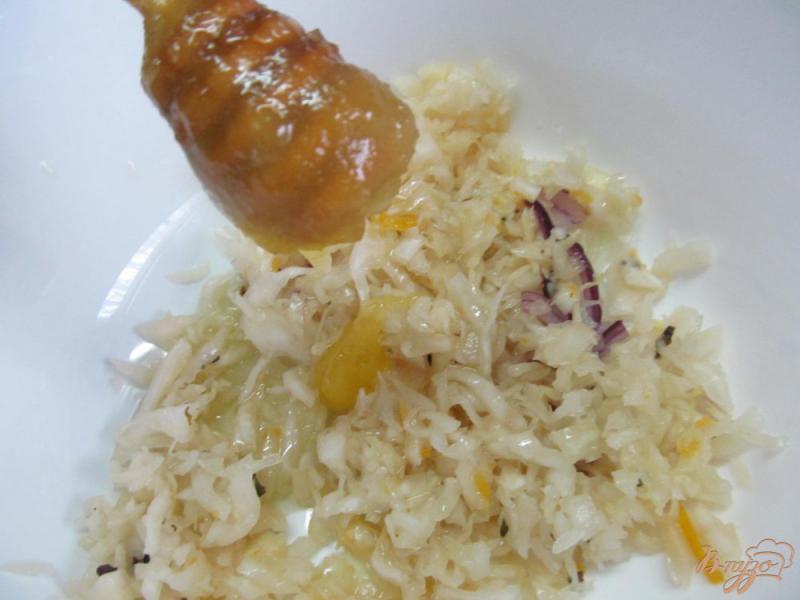 Фото приготовление рецепта: Салат из квашеной капусты с сыром и яйцом шаг №2
