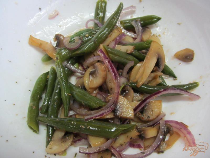 Фото приготовление рецепта: Теплый салат из шампиньона с фасолью шаг №3