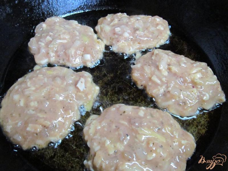 Фото приготовление рецепта: Рубленые котлеты из курицы с кетчупом шаг №6