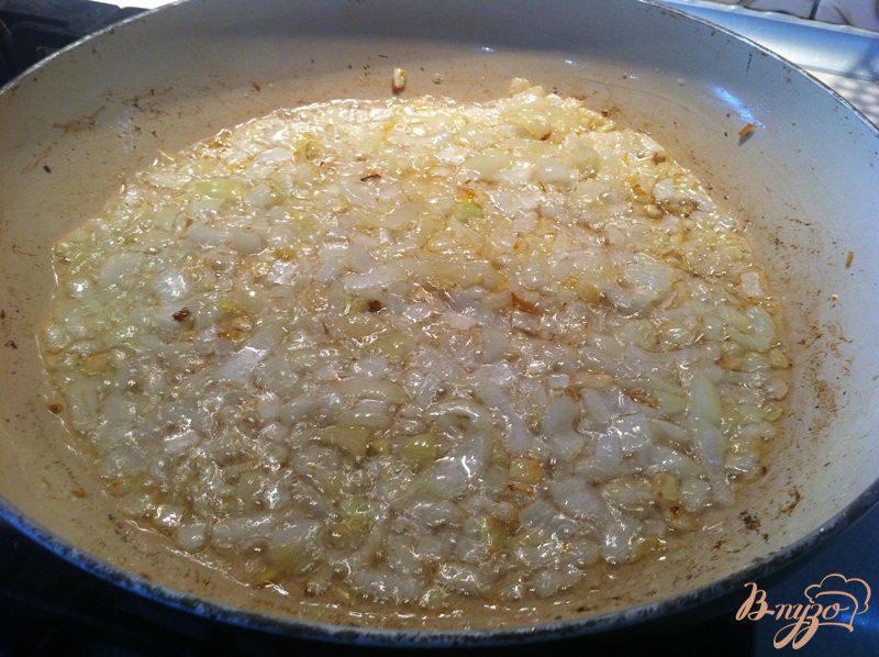 Фото приготовление рецепта: Ароматный рис с чесноком и луком шаг №3