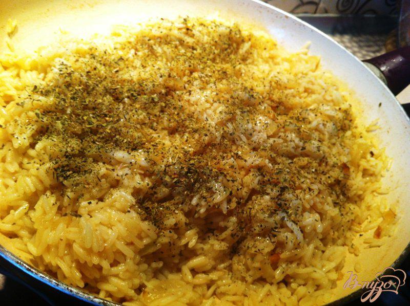Фото приготовление рецепта: Ароматный рис с чесноком и луком шаг №7