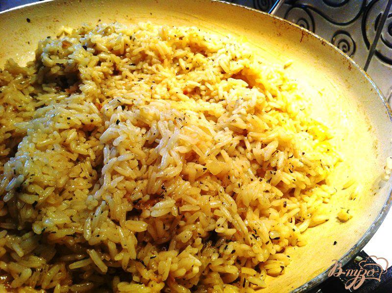 Фото приготовление рецепта: Ароматный рис с чесноком и луком шаг №8