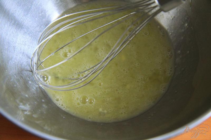 Фото приготовление рецепта: Быстрые лепешки с сыром, колбасой и зеленым луком шаг №1