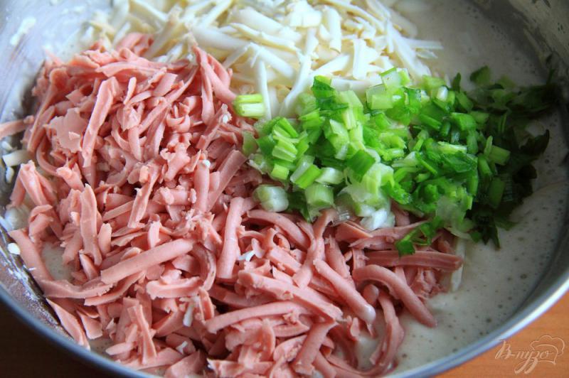 Фото приготовление рецепта: Быстрые лепешки с сыром, колбасой и зеленым луком шаг №5