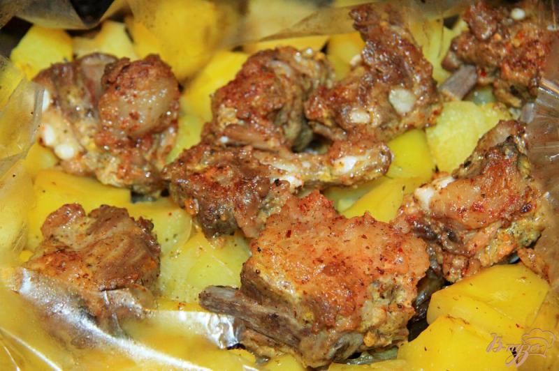 Фото приготовление рецепта: Картошка с ребрышками в рукаве шаг №8