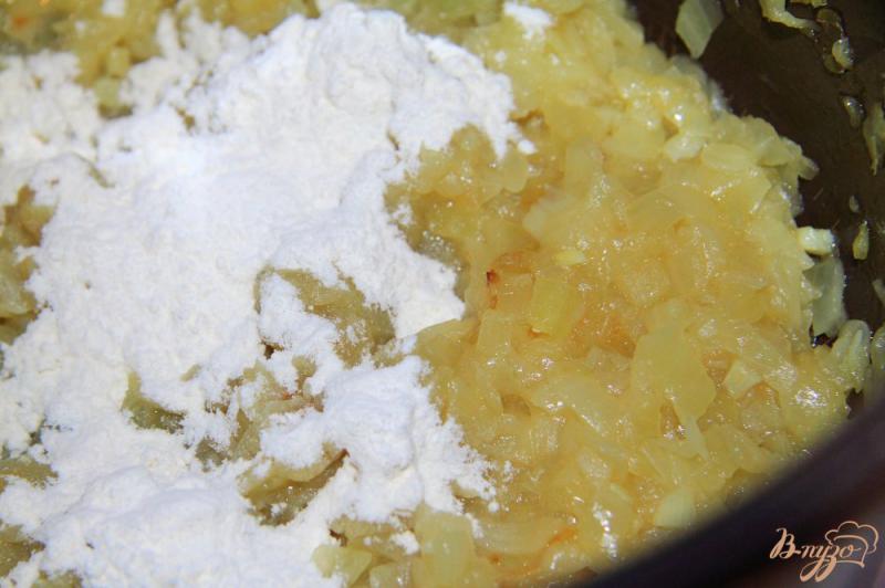 Фото приготовление рецепта: Луковый суп с плавленным сыром в мультиварке шаг №3