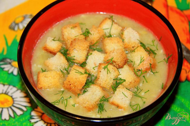 Фото приготовление рецепта: Луковый суп с плавленным сыром в мультиварке шаг №7