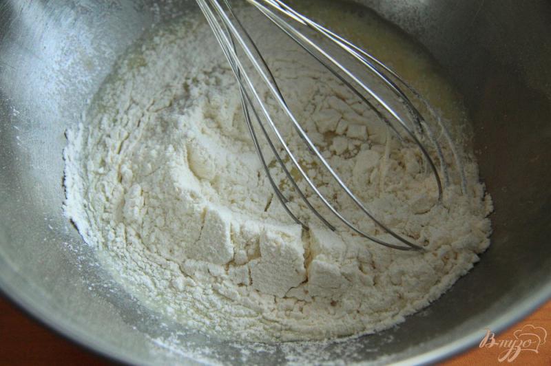 Фото приготовление рецепта: Бисквитный торт с заварным кремом на сгущенке шаг №8