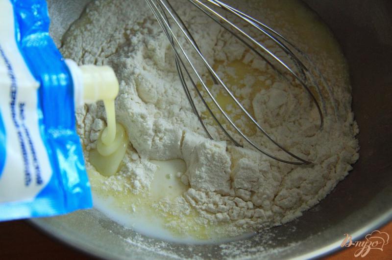 Фото приготовление рецепта: Бисквитный торт с заварным кремом на сгущенке шаг №10