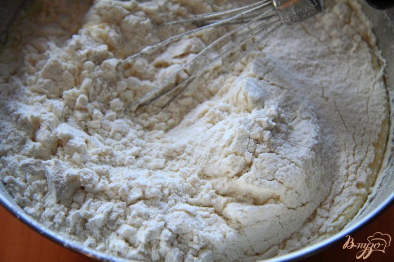 Фото приготовление рецепта: Бисквитный торт с заварным кремом на сгущенке шаг №4