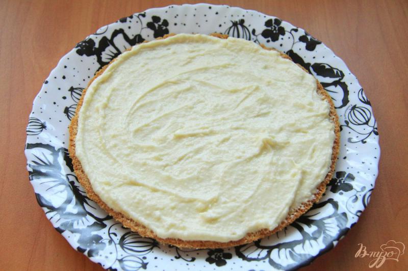 Фото приготовление рецепта: Бисквитный торт с заварным кремом на сгущенке шаг №16