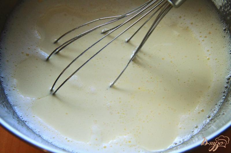 Фото приготовление рецепта: Бисквитный торт с заварным кремом на сгущенке шаг №3