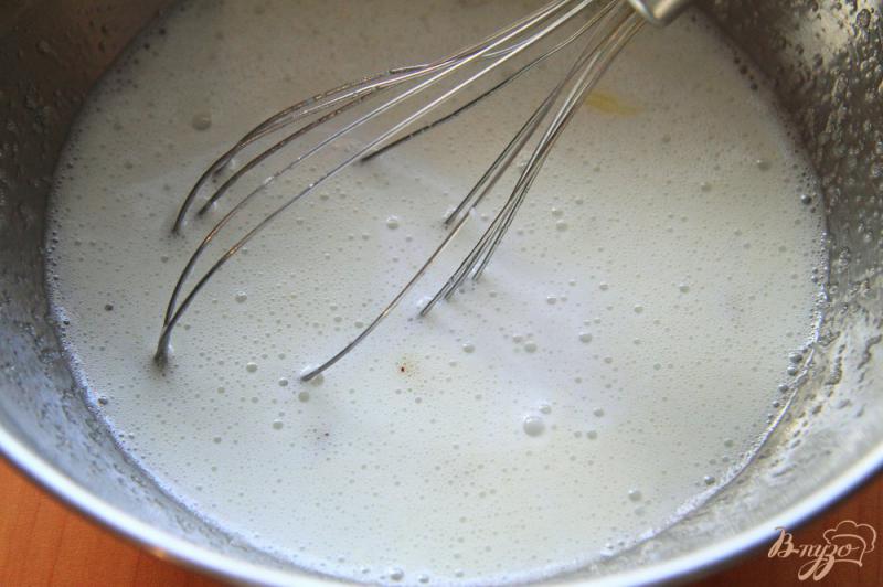 Фото приготовление рецепта: Бисквитный торт с заварным кремом на сгущенке шаг №2