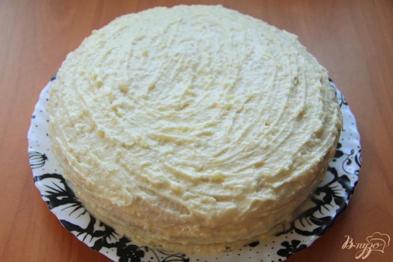 Фото приготовление рецепта: Бисквитный торт с заварным кремом на сгущенке шаг №17