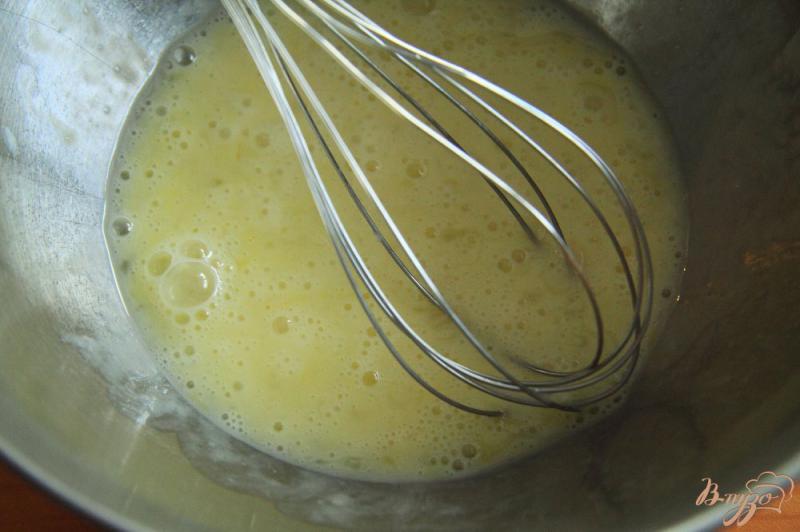 Фото приготовление рецепта: Бисквитный торт с заварным кремом на сгущенке шаг №7