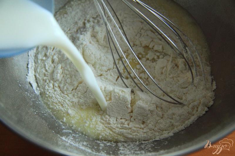 Фото приготовление рецепта: Бисквитный торт с заварным кремом на сгущенке шаг №9